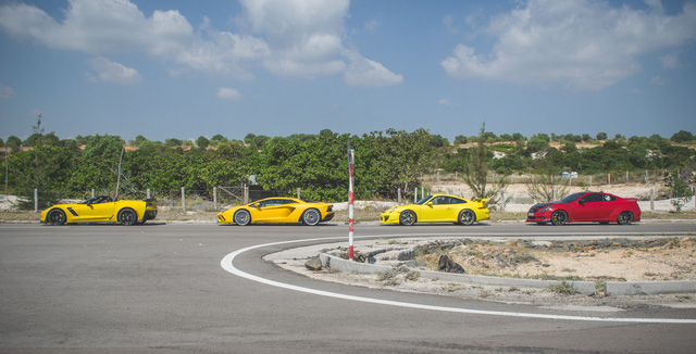 Lamborghini Aventador S cùng dàn siêu xe diễu hành tại Phan Thiết Lamborghini Aventador S cùng dàn siêu xe diễu hành tại Phan Thiết